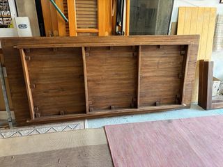 Mesa rústica con 6 sillas de mimbre