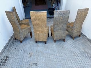 Mesa rústica con 6 sillas de mimbre
