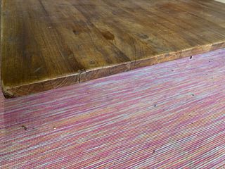 Mesa rústica con 6 sillas de mimbre