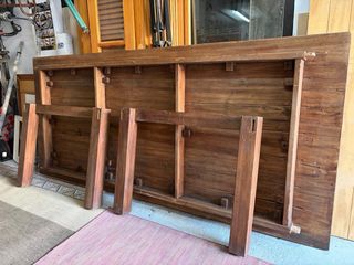 Mesa rústica con 6 sillas de mimbre