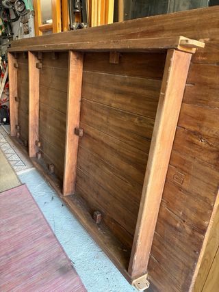 Mesa rústica con 6 sillas de mimbre