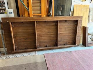 Mesa rústica con 6 sillas de mimbre