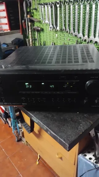 Amplificador Onkyo y Altavoces JBL Negros