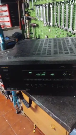 Amplificador Onkyo y Altavoces JBL Negros