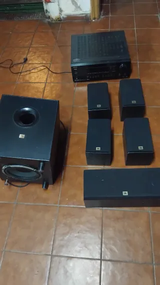 Amplificador Onkyo y Altavoces JBL Negros