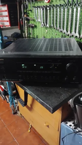 Amplificador Onkyo y Altavoces JBL Negros