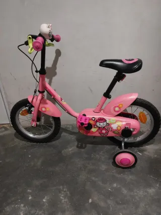 Bicicleta infantil rosa con ruedines