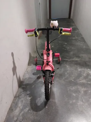 Bicicleta infantil rosa con ruedines