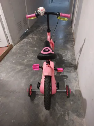 Bicicleta infantil rosa con ruedines