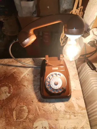 Telefono vintage marrone