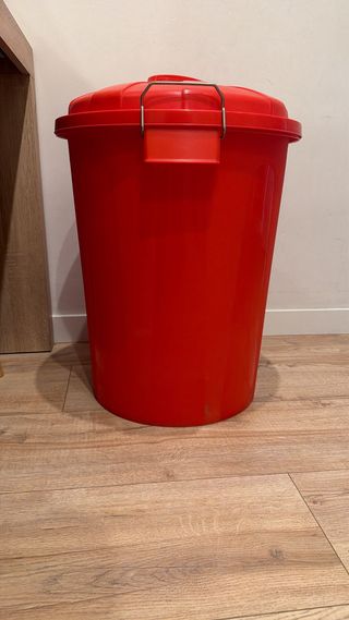 Cubo rojo con tapa y asa