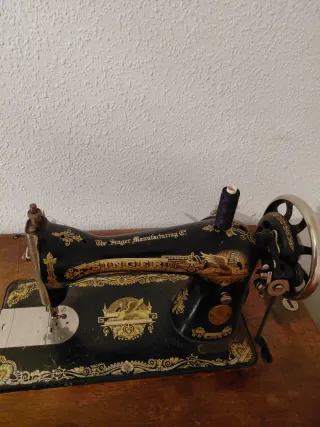 Máquina de coser Singer antigua con pedal
