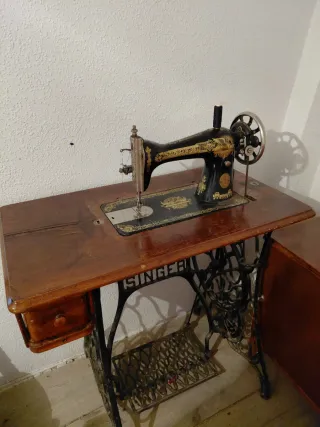 Máquina de coser Singer antigua con pedal