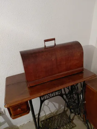 Máquina de coser Singer antigua con pedal