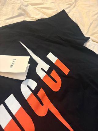 Camiseta Gucci Negra con Logo Rojo
