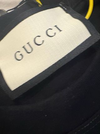 Camiseta Gucci Negra con Logo Rojo