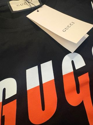 Camiseta Gucci Negra con Logo Rojo
