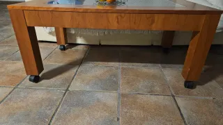 Mesa de centro elevable de madera y cristal