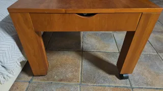 Mesa de centro elevable de madera y cristal