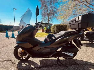 Honda PCX 125 2022 Negra - Impecable