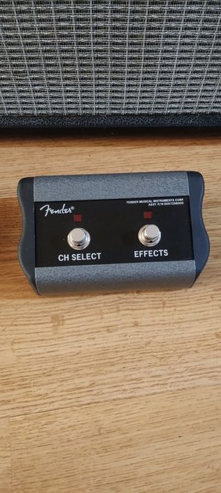 Amplificador Fender Champion 100 + Pedalera