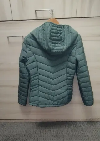 Chaqueta acolchada verde con capucha