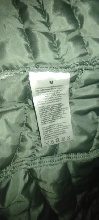 Chaqueta acolchada verde con capucha