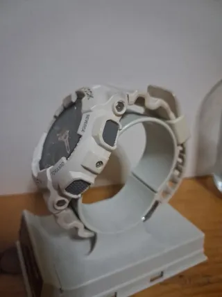 Casio G-Shock Blanco y Dorado