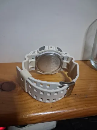 Casio G-Shock Blanco y Dorado