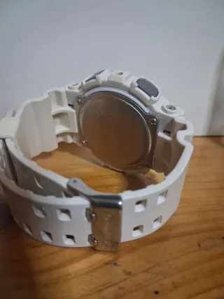 Casio G-Shock Blanco y Dorado