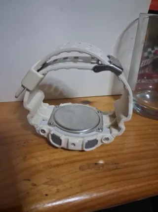 Casio G-Shock Blanco y Dorado