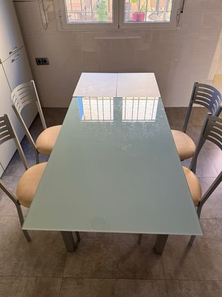 Mesa Comedor Cristal y 4 Sillas