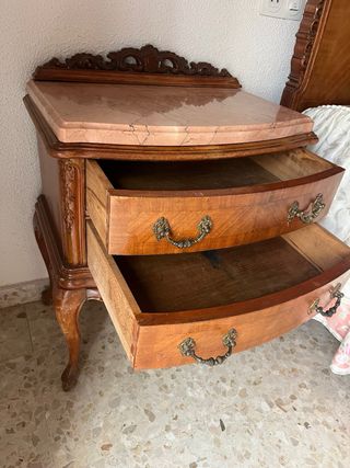 Mesitas de noche de madera con mármol rosa