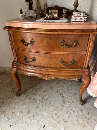 Mesitas de noche de madera con mármol rosa