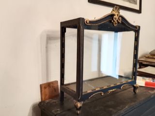 Pequeña vitrina de madera y cristal