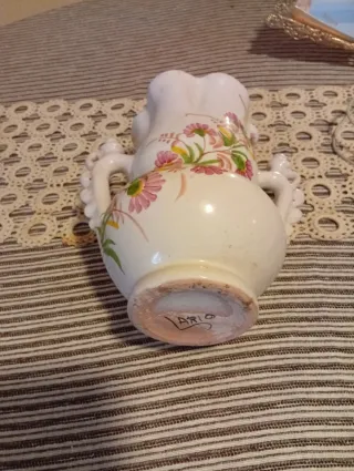 Jarrón de cerámica con flores Larios