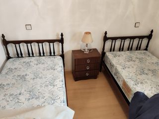 Camas y mesita de noche de madera