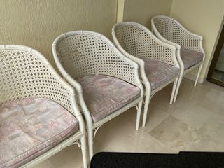 Juego de 4 sillas de ratán blancas.
