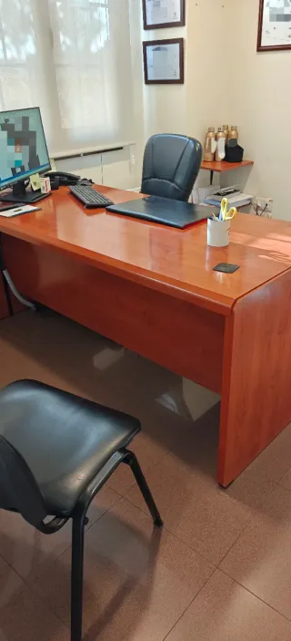 Mesa de despacho de madera con 3 cajones