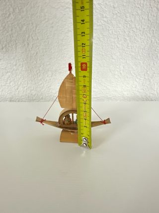 Figurita de madera barquito con muñecos