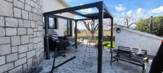 Pérgola bioclimática motorizada con LED