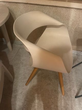 Set 2 Sillas de estilo Modernista y Mesa de regalo