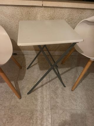 Set 2 Sillas de estilo Modernista y Mesa de regalo