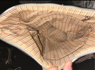 Bolso de hombro plateado y marrón