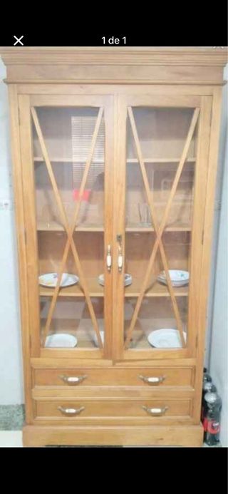 Alacena de madera y cristal