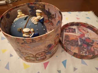 Hucha infantil de ballena y marineros + caja