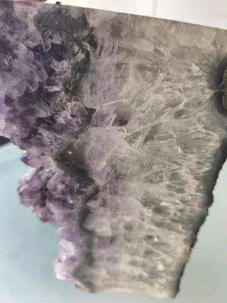 Figura Loro cuarzo rosa sobre geoda amatista