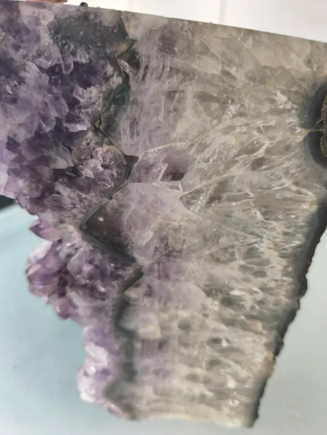 Figura Loro cuarzo rosa sobre geoda amatista