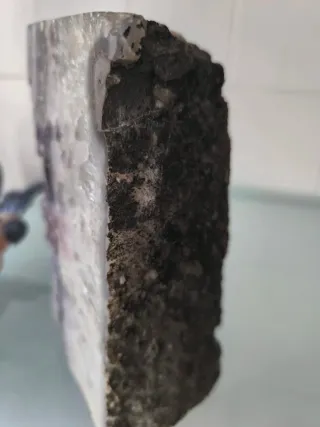 Figura Loro cuarzo rosa sobre geoda amatista