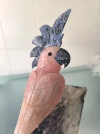 Figura Loro cuarzo rosa sobre geoda amatista